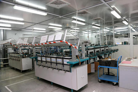 工程师在工厂调整机器